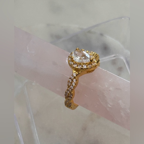 Vintage style pear cut pave set royal looking ring size 8 - Picture 3 of 10